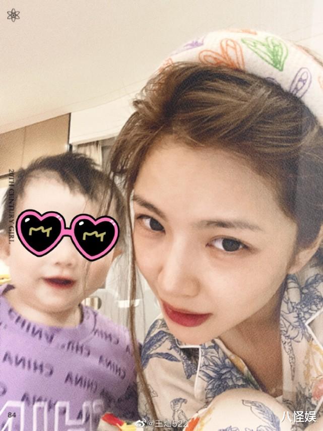 王灿|王灿过节独自带娃，小蛋饺躲妈妈身后藏猫猫，可爱大笑好像杜淳