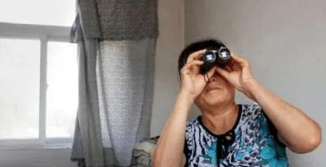 奶豆说育儿|她用20年扒光上千只“狐狸精”,当街暴揍、留影,然后扬长而去