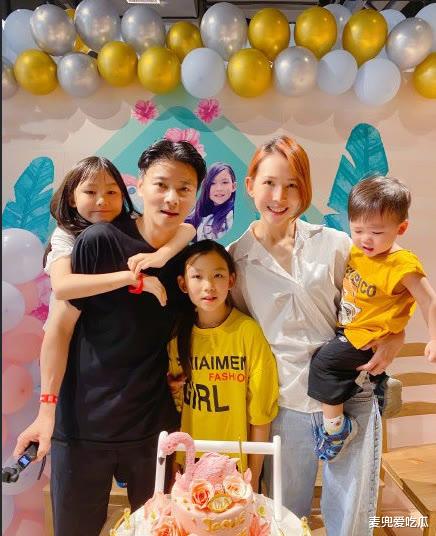 张晋|张晋一家聚餐被偶遇？蔡少芬身材暴瘦，穿着打扮接地气