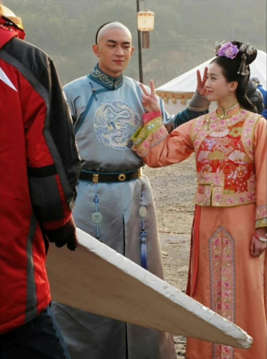 |《步步惊心》幕后旧照，刘诗诗放肆大笑超可爱，林更新抽烟环境颇搞笑