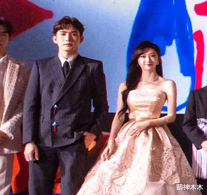 王源|芭莎晚宴大合影曝光：景甜脸变形，宋茜被P上合照，惠英红站C位