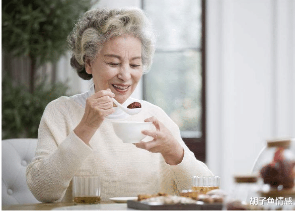 胡子鱼情感|68岁大爷再婚45岁女人,三个月就离了婚,大爷: 她只把我当提款机