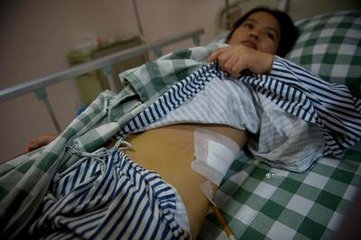 金凤说趣闻|女儿3个月没来大姨妈,母亲带她去检查,结果出来后母亲瘫地上