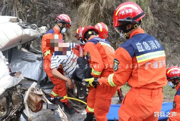 “可能睡着了!”面包车和大货车相撞,车辆几近报废