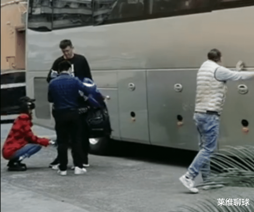广东男篮|11冠王起航了！广东出征杜锋带徐杰胡明轩现身，双杀辽宁才能争冠