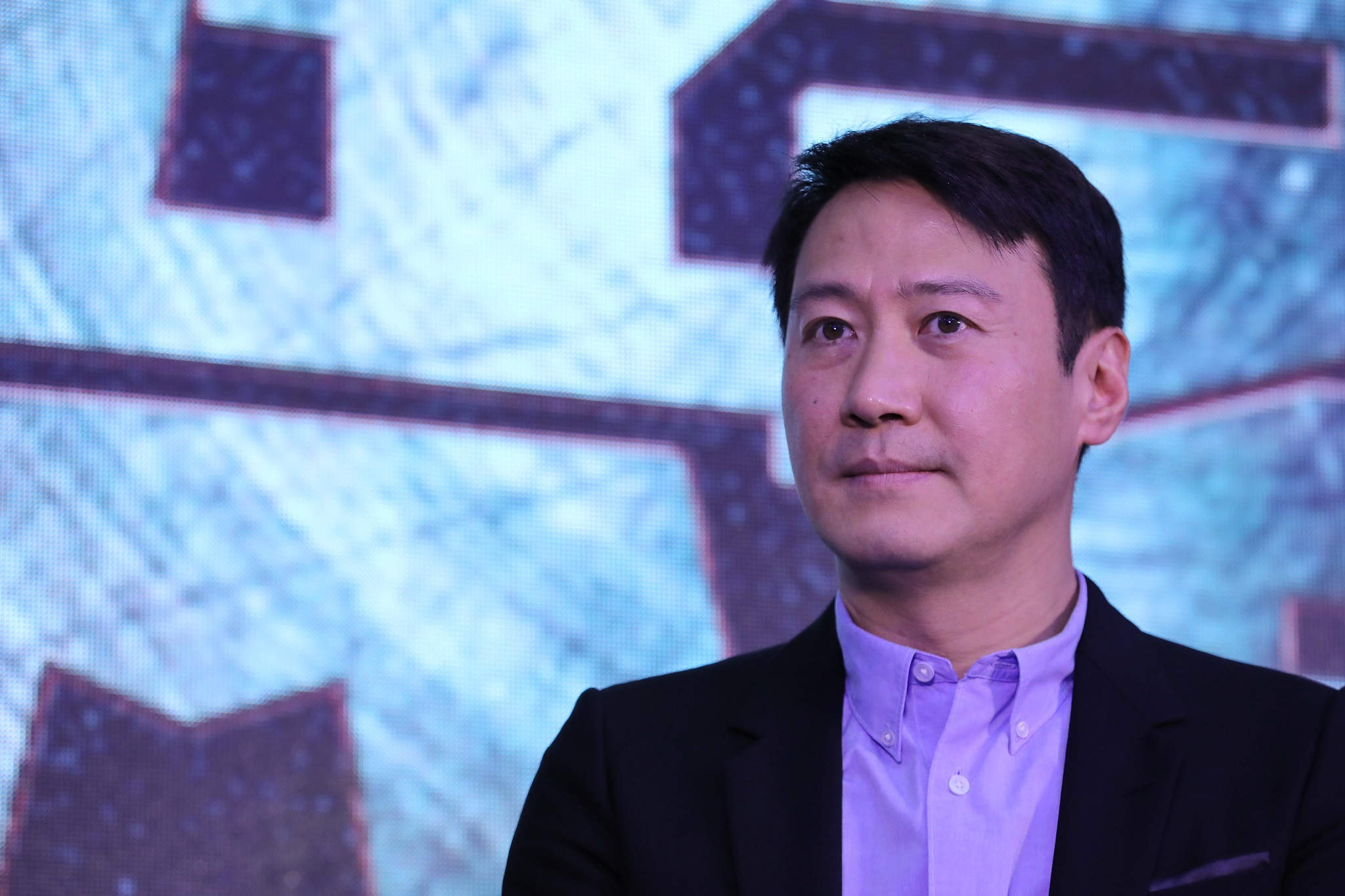 阿wing|阿wing带3岁女儿游玩,无名指戴大钻戒疑结婚,女儿五官酷似黎明