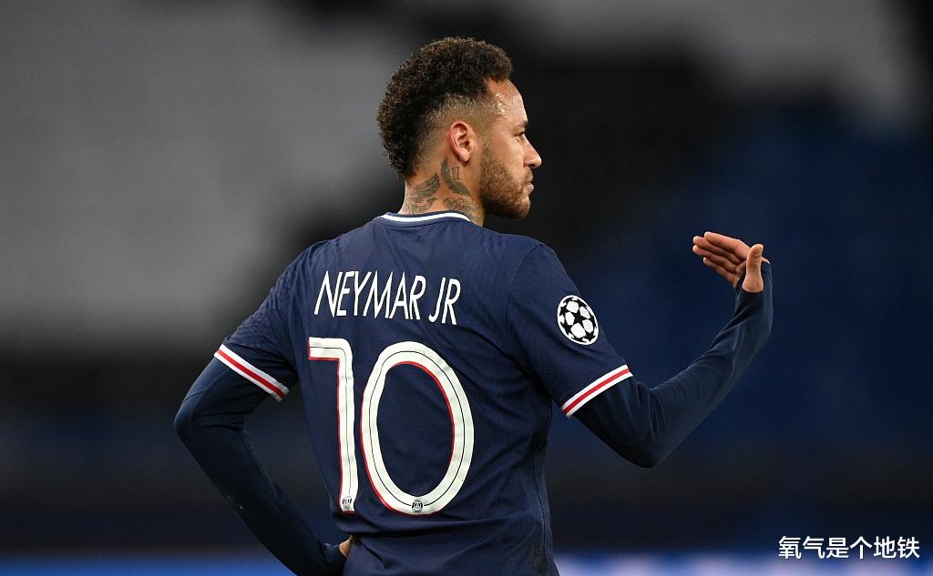 |内马尔在巴西一边养伤，一边消遣，还在某扑克比赛中赢职业选手！