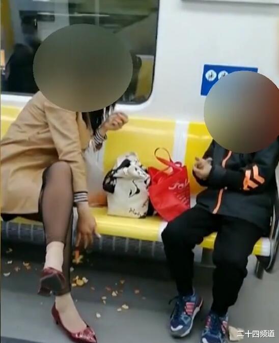 二十四频道 青岛地铁上一对母子翘着二郎腿吃橘子,垃圾扔一地,网友愤怒:有其母必有其子