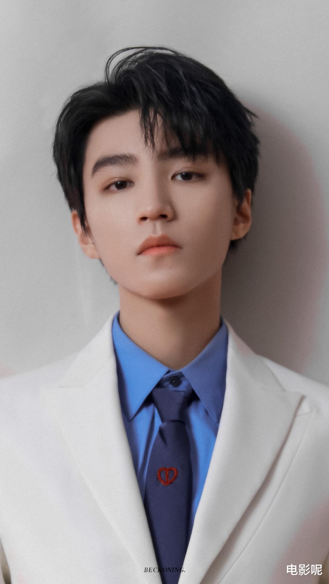 王俊凯|王俊凯春晚后台被一群女孩“生扑”,结果小凯还俯身去拥抱,酸了