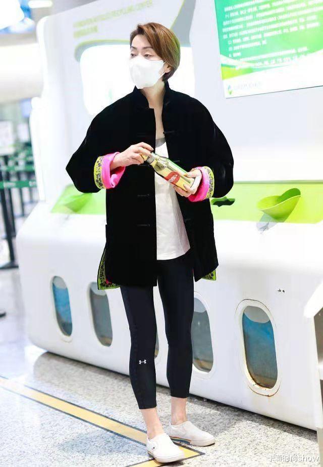 卡莉时尚show|毛阿敏虽然58岁了，穿中式外套却没有大妈感，染一头金发很是时髦