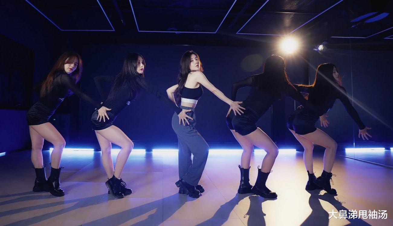 冯提莫|冯提莫穿露脐装热舞，公开练习室舞蹈视频，造型惹火真实身材曝光