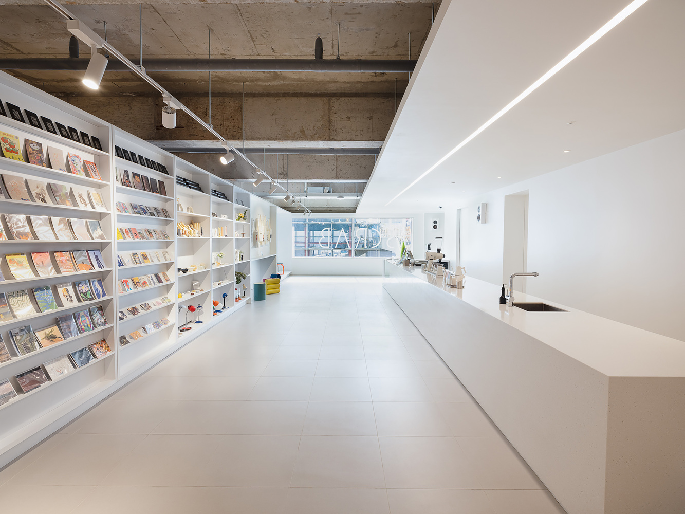 (室内设计)开一个艺术画廊咖啡屋，一边卖咖啡一边卖画