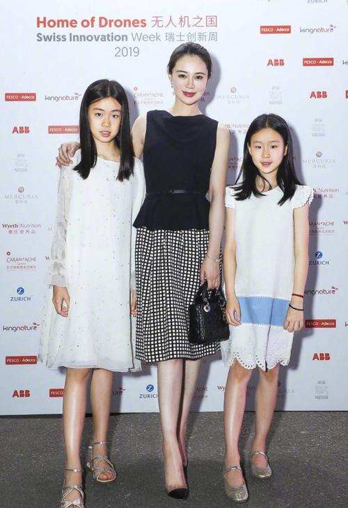 |佟大为小女儿照片引发网友热议，单眼皮和双眼皮哪个好看