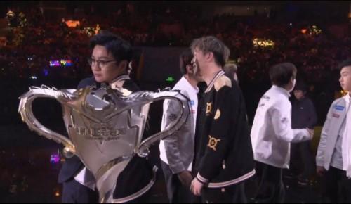 猫神|Alan重返KPL赛场后，开播嘲讽猫神，一场就比cat一个月的荣誉都多