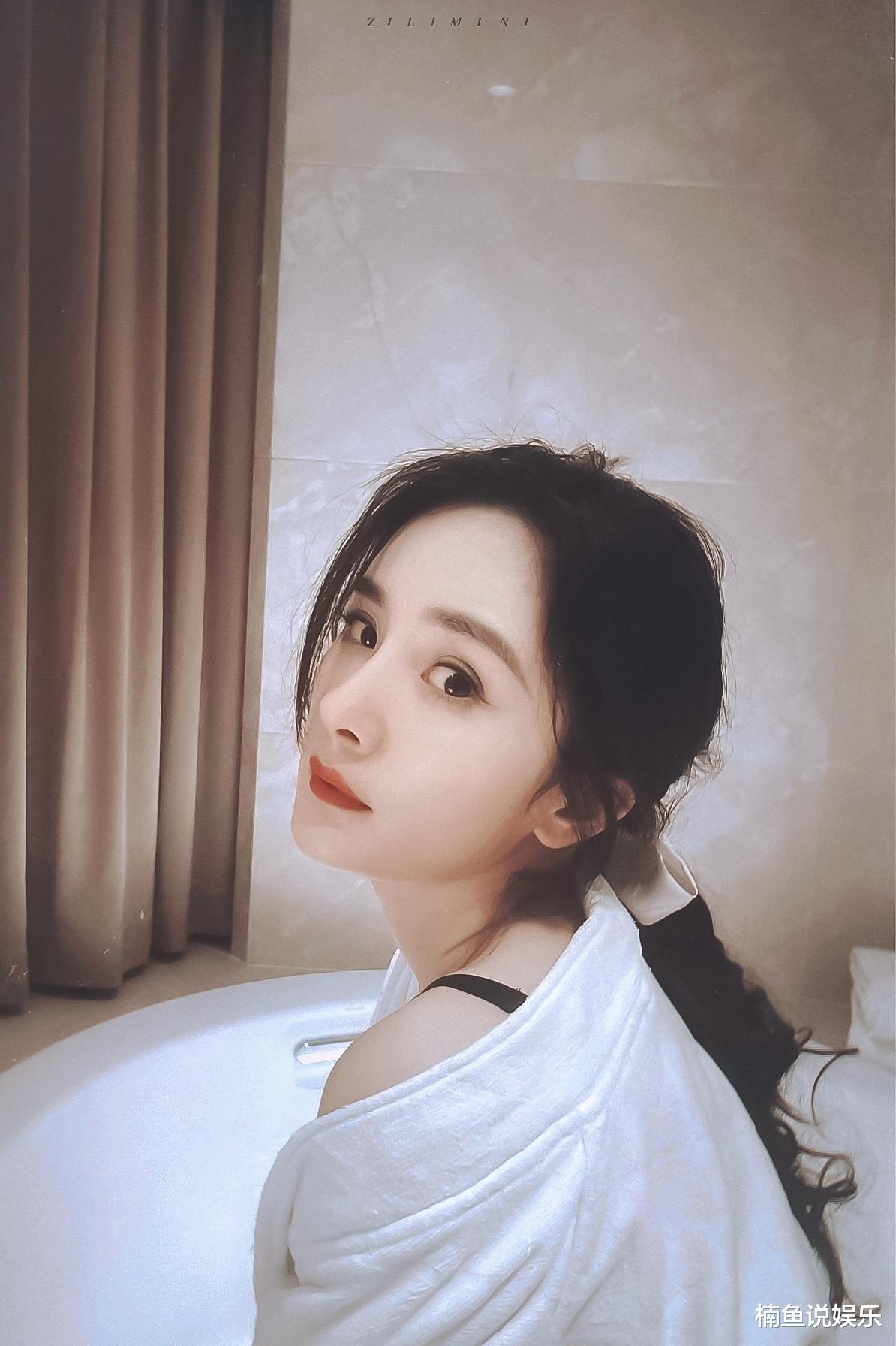 杨幂|生图状态下的杨幂有多美？白色衬衫尽显优雅范，低马尾造型好温柔