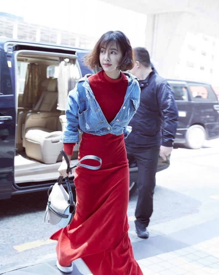 穿衣搭配|41岁蔡依林真有勇气，156身高穿拖地红裙，却意外时髦又高级