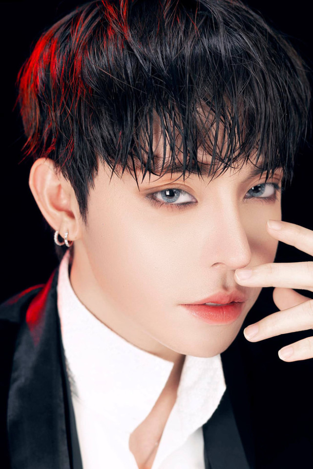 睹图 男子长相丑陋遭人嘲笑长大后整容10次，如今改头换面酷似男明星