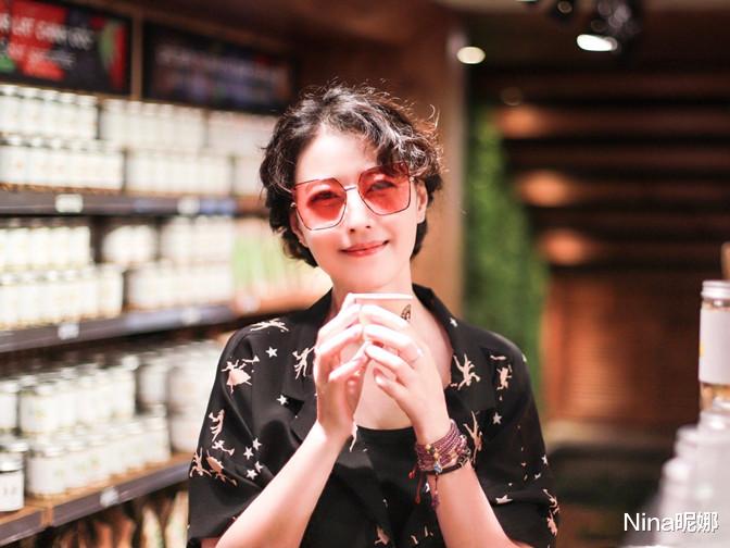 Nina昵娜 周海媚久违营业，穿连帽卫衣戴眼镜好文艺，同框泡泡玛特比谁眼大