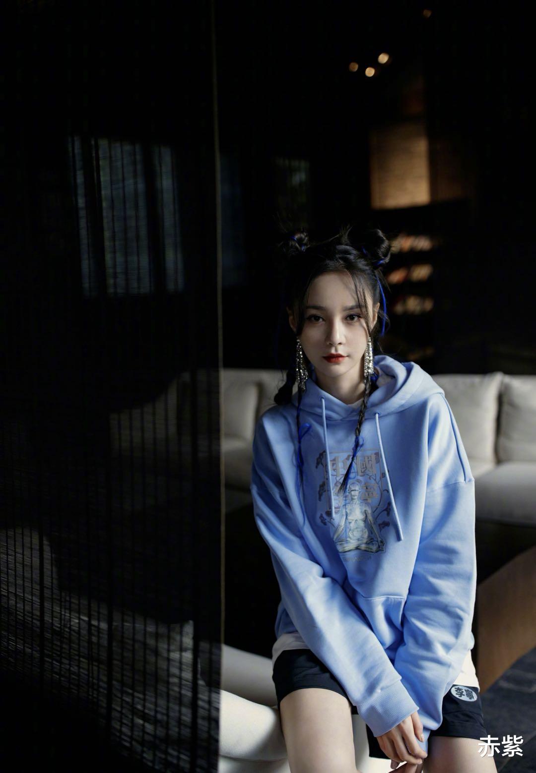 赤紫|过完夏天学沈梦辰穿卫衣搭配哪吒头,日常通勤很养眼