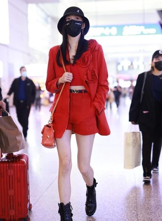 懒美人时尚|关晓彤越来越成熟了,红色玫瑰西装气质出众,秀出迷人美腿博眼球