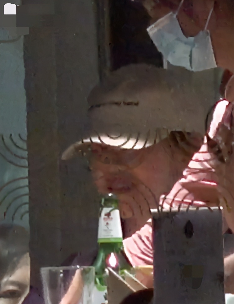 章泽天|27岁章泽天清纯现身，喝啤酒吃小龙虾状态好，打扮似当年奶茶妹妹