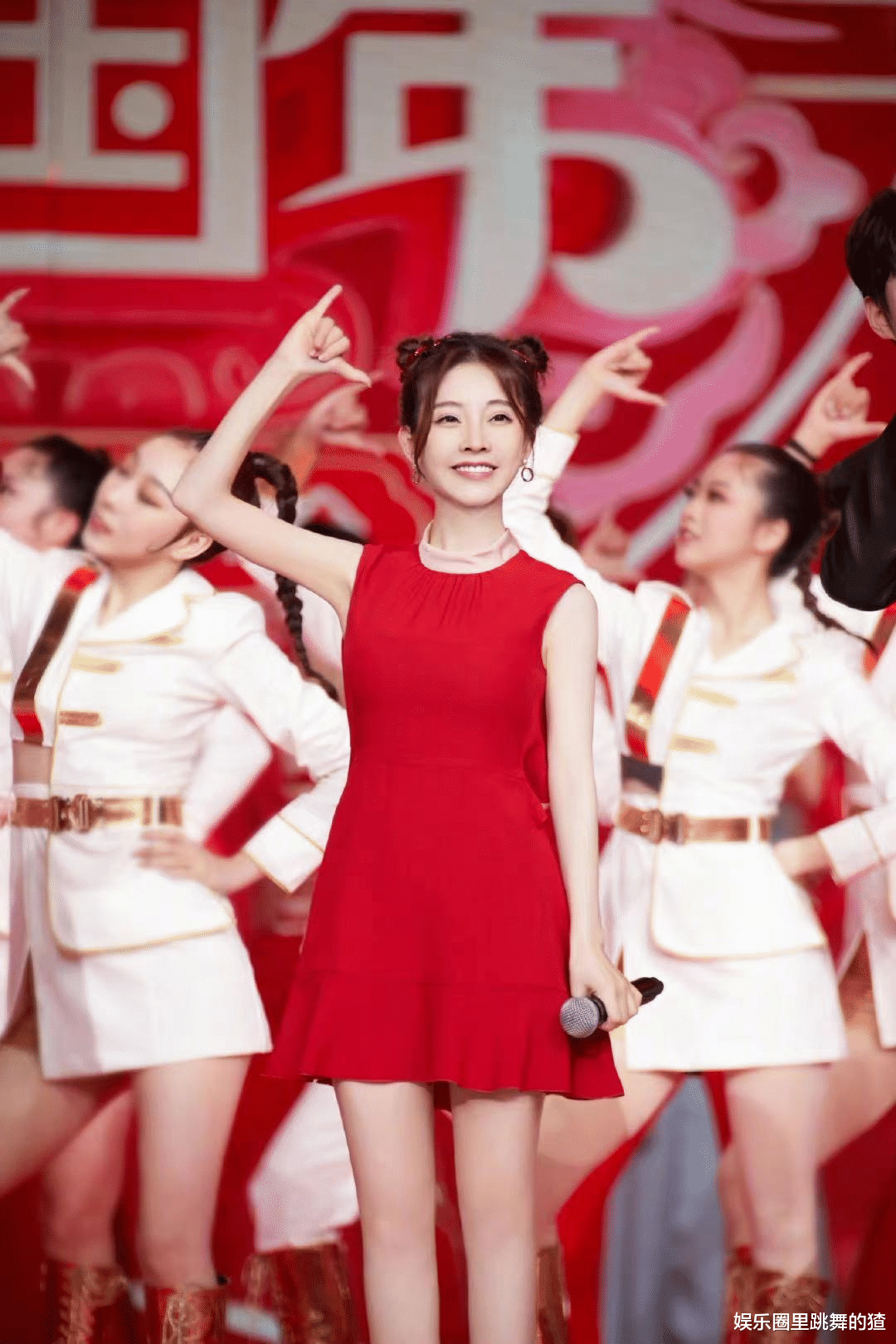 冯提莫|冯提莫用脚丫逗爱狗照火了！过膝袜太吸睛，网友：太羡慕这只狗了