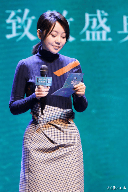 衣在配不在贵|闫妮素颜状态好真实，肤色比平时黑了一个度，不过穿衣是真的优雅