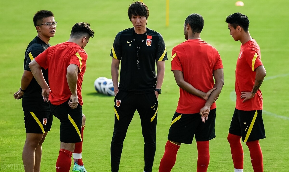 小伙吃鱼不吐刺 官宣5大国脚离队，洛国富揭穿李铁谎言，4人离队理由球迷愤怒