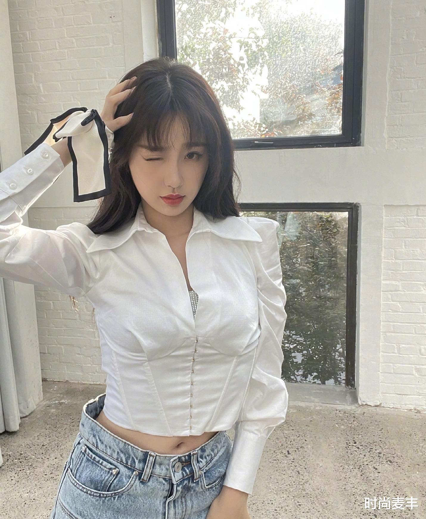 护肤品|虞书欣制服写真，蓝白海军服配双马尾俏皮可爱，坐在机车上好帅