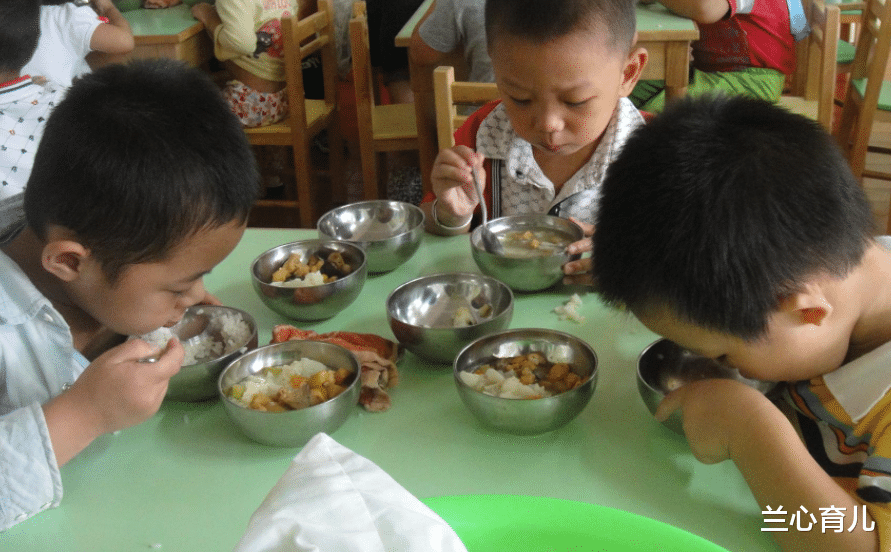 兰心育儿 幼童吃饭时被呛着，老师在一旁玩手机未发觉，抢救时已经晚了