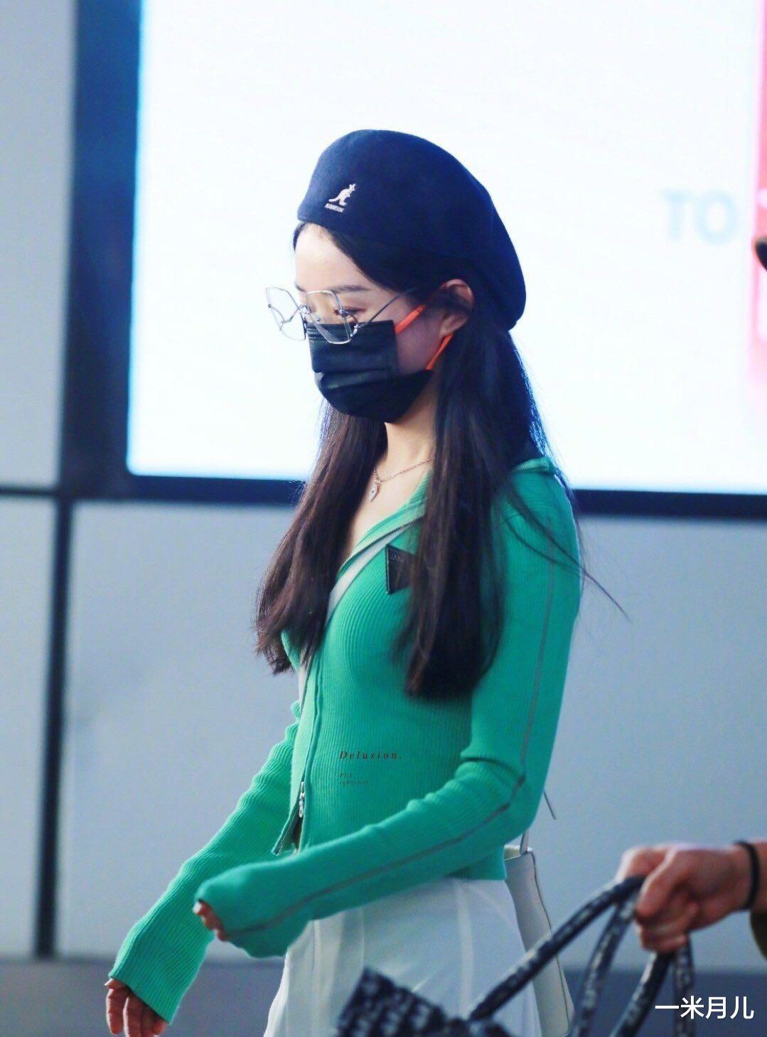 金晨|赵丽颖绿色毛衫搭配白色休闲裤，小蛮腰很抢镜，粉丝热议不断