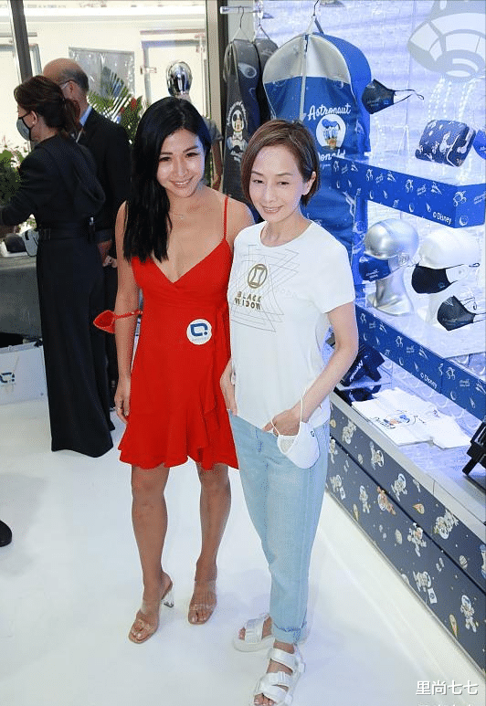 毛舜筠|张国荣前女友一家四口团聚，小女儿太像三婚丈夫，俩女儿颜值超高