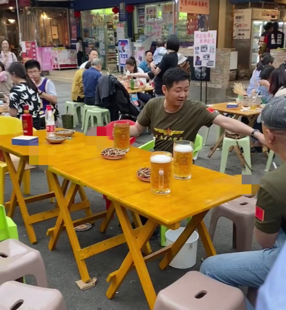 赵亮|“三德子”赵亮在成都喝啤酒，引来路人拍摄，网友：我的青春记忆