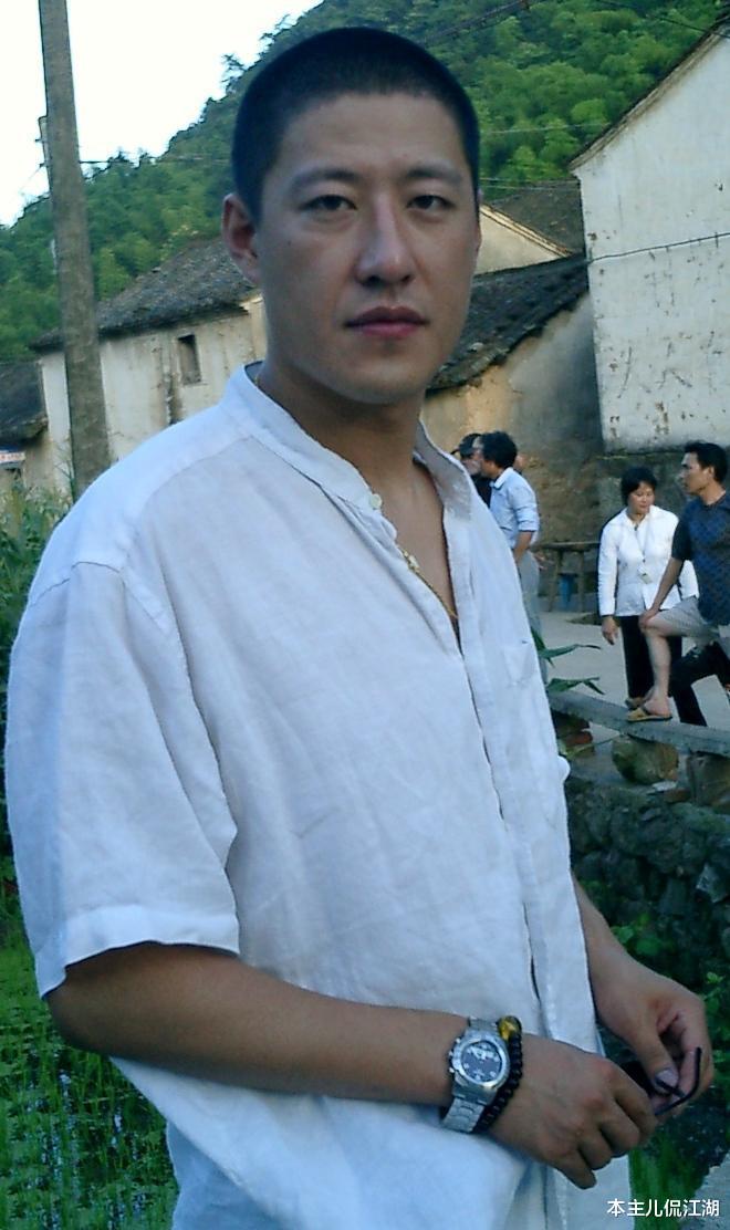 拿板凳暴打妻子流产,勾引小13岁小姑娘,40岁生二胎不是自己的?