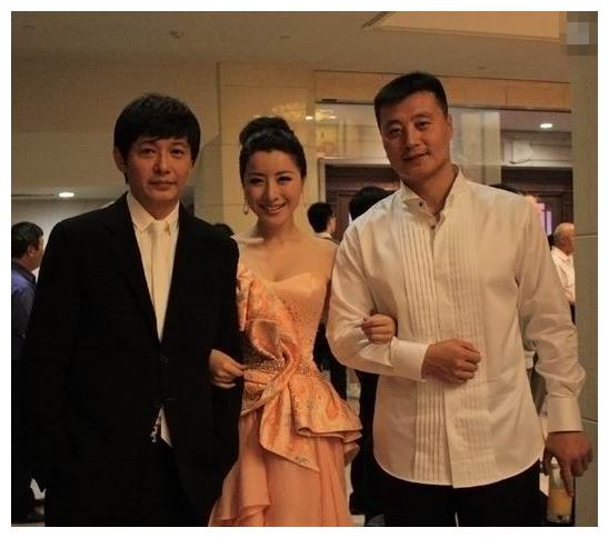 程前|如今的程前57岁了，也算是老来得子，一家三口看上去十分的幸福