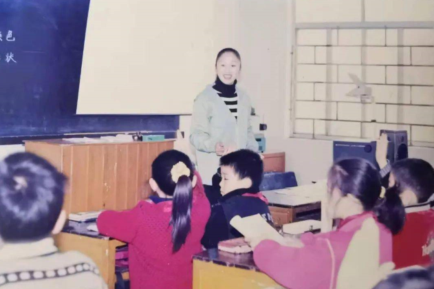 平凉|特级教师上课控场满分，“你不会，姐会”迅速走红，就问你怕不怕