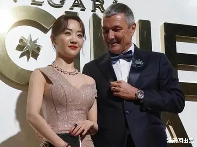 张一山|杨蓉穿露肩装亮相，与男嘉宾合影被指“不矜持”，引发争议