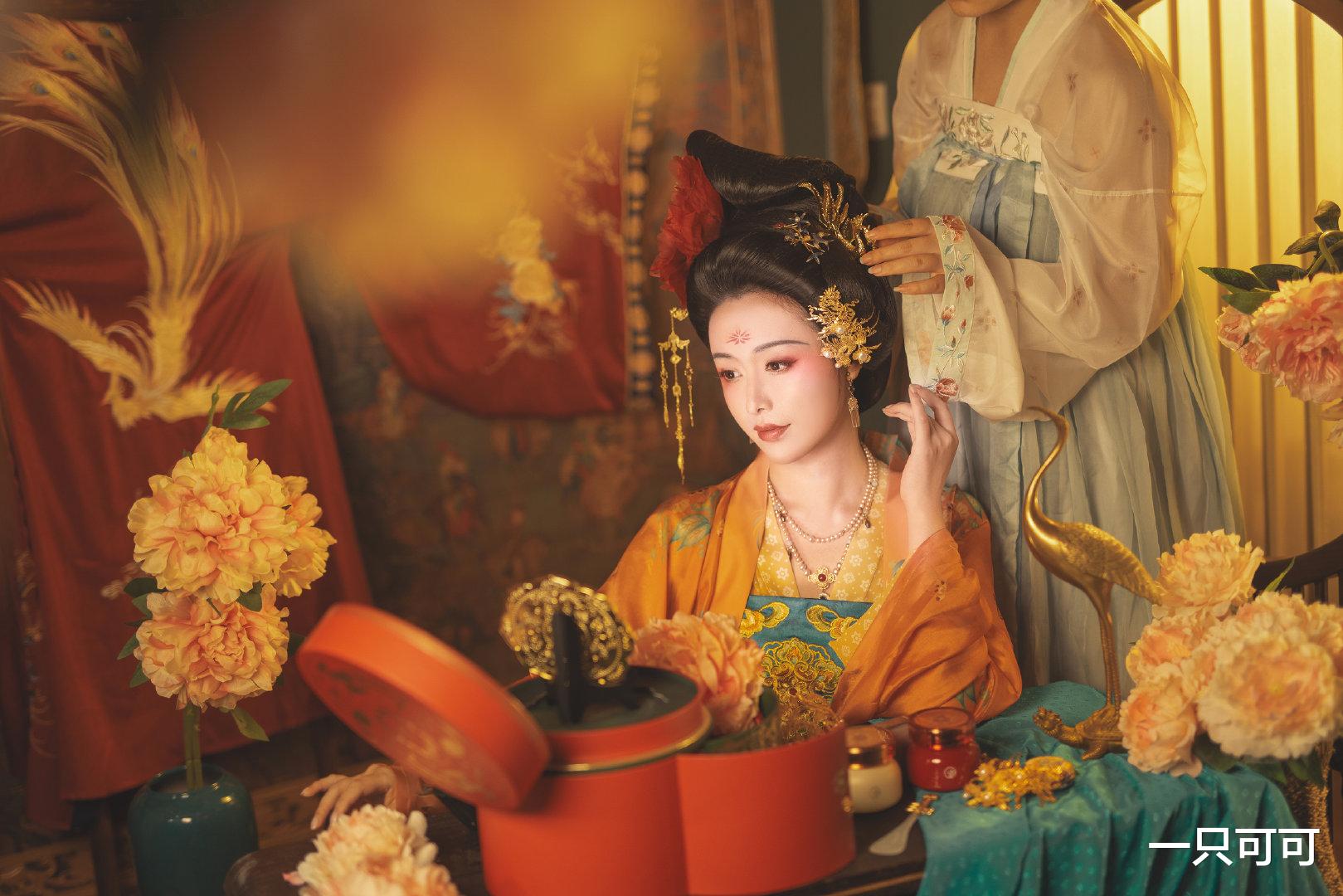 发饰|被“贵妃风”的汉服美到了，华贵又优雅，穿上变身大唐美人