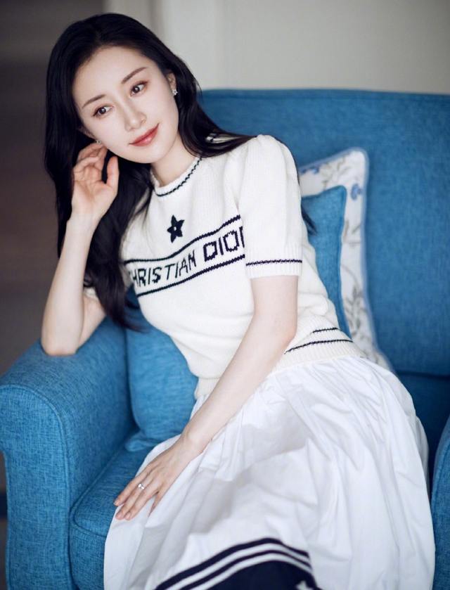 任嘉伦|明星花式营业迎12月！任嘉伦库存自拍显非主流，杨紫转发九年旧博