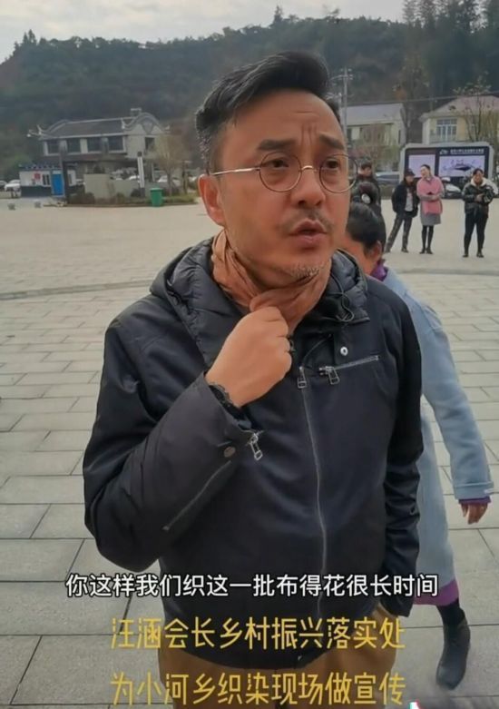 汪涵|47岁汪涵现身农村，两鬓斑白不修边幅，与何炅对比明显