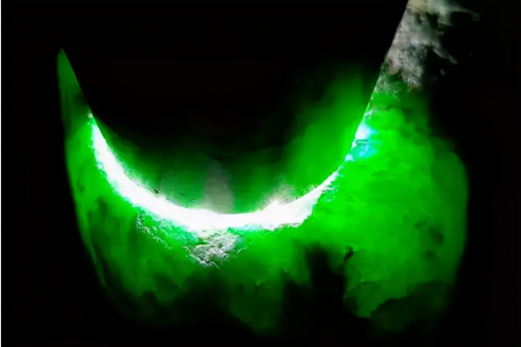 翡翠|1.3万捡漏的翡翠小色料，雕出一块山水牌，结果差点吓懵雕刻师