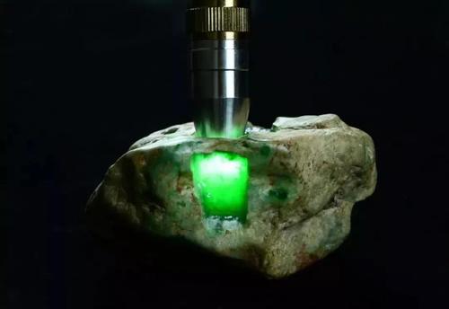 新三板 翡翠毛料（原石）是行家与行家的交易，普通人千万别玩。