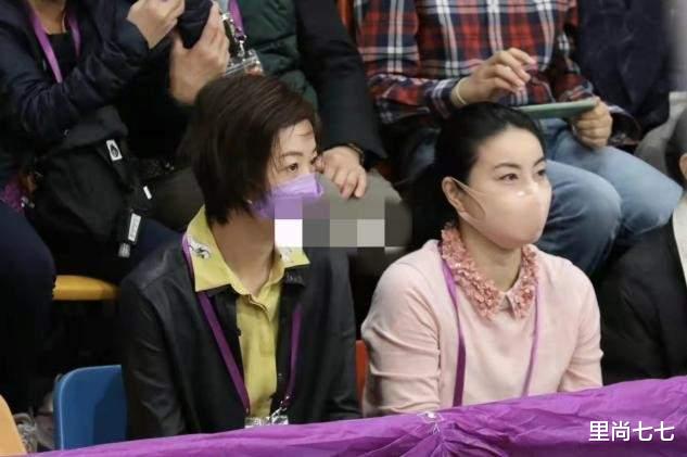 郭晶晶|郭晶晶也有花痴的时候,为拍马龙歪头变小迷妹,复古穿搭似大学生