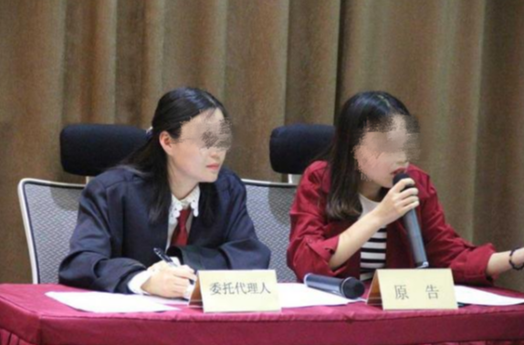 珠海一女子穿短裙翻电梯摔成九级伤残,向商场索赔85万,法院判了