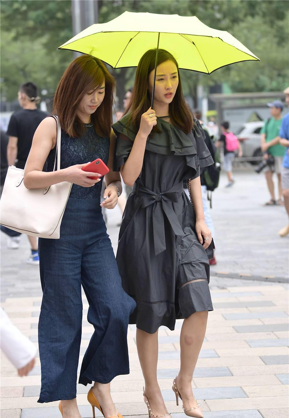 六九街拍|尖头细跟鞋也有很多款式,色彩不同,搭配也各有特点