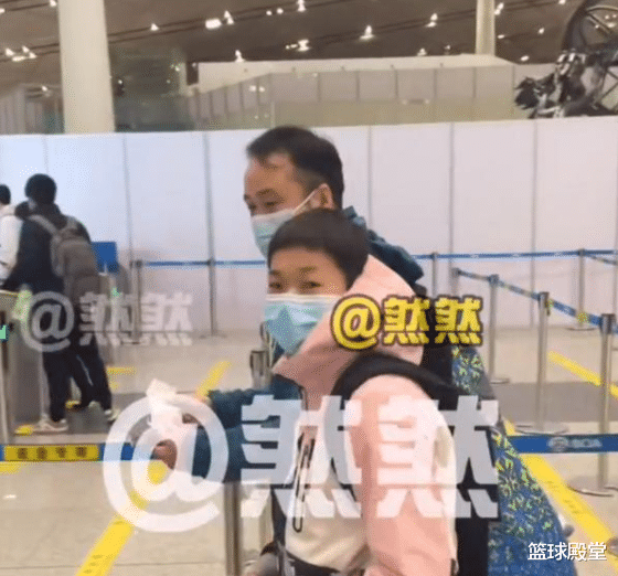 全红婵 全红婵再度出征！发型像极小丸子，教练细心呵护，再现社交牛逼症