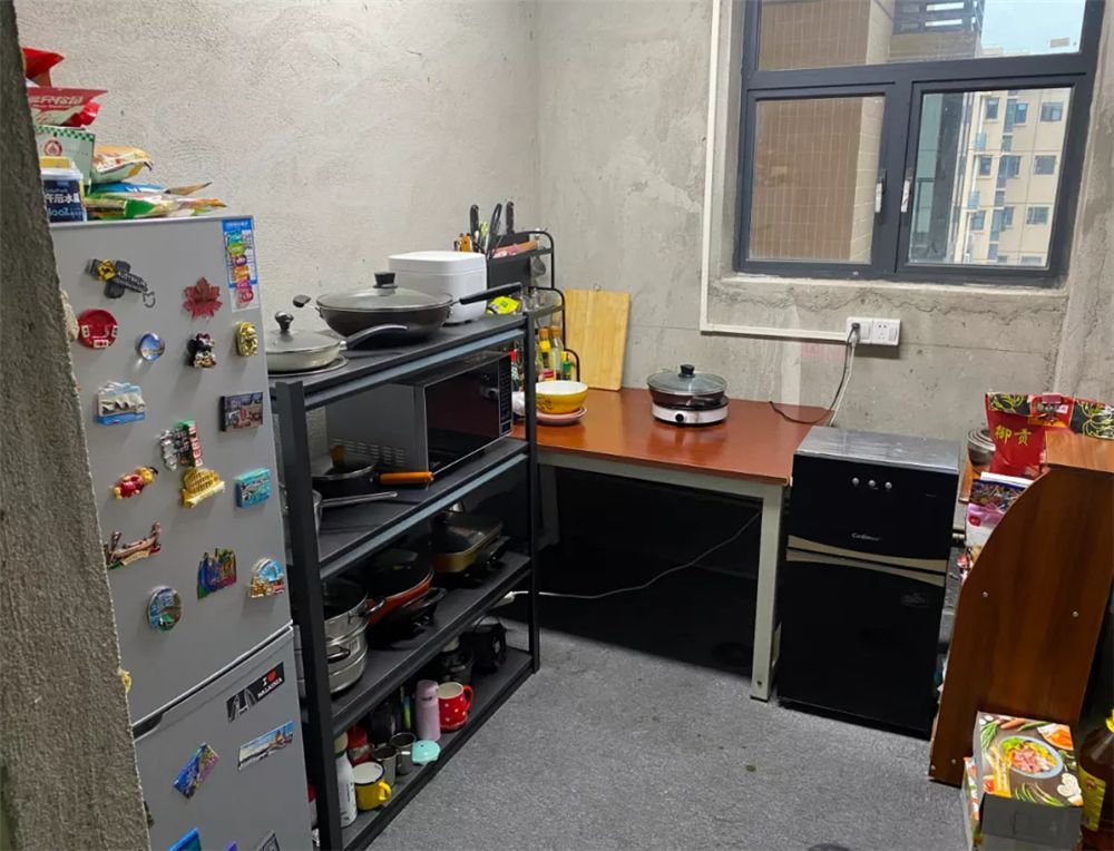 90后小伙买下毛坯房,不装修直接住,网友:确实是牛啊