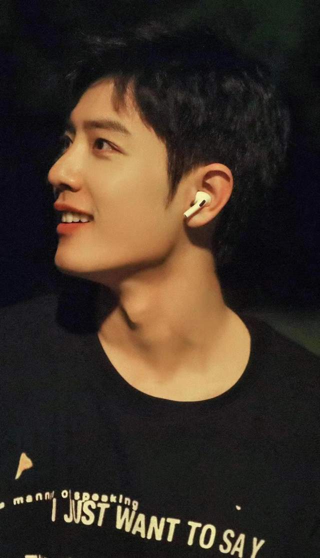 肖战|肖战刚登上时尚杂志热议，又代言国际品牌香水，这开挂的节奏好猛