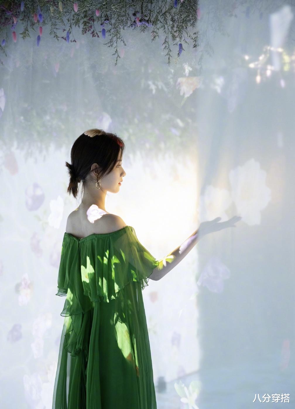 八分穿搭 陈都灵又美出天际了,一袭绿色一字肩礼服尽显优雅,美得不可方物
