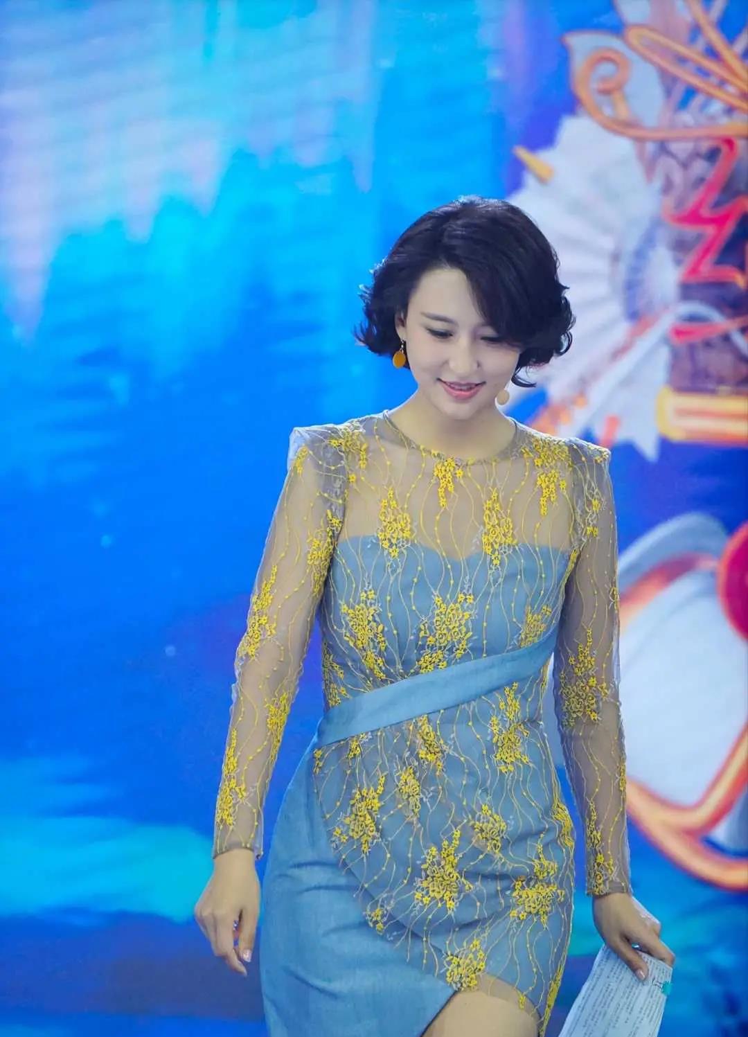 张蕾|张蕾不愧是主持人,穿紧身连衣裙秀出玉女腿,身材颜值都不差